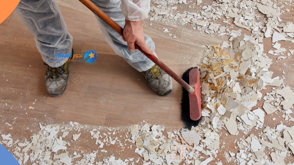 بقايا الجبس والدهانات القديمة علي الارضيات